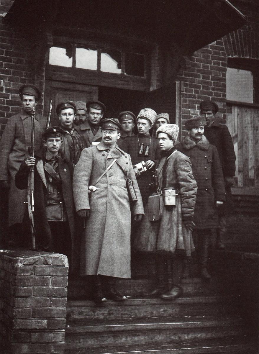 1919-g.L.D.-Trotskij-so-svoej-ohranoj.Sprava-I.E-.-YAkir.jpg